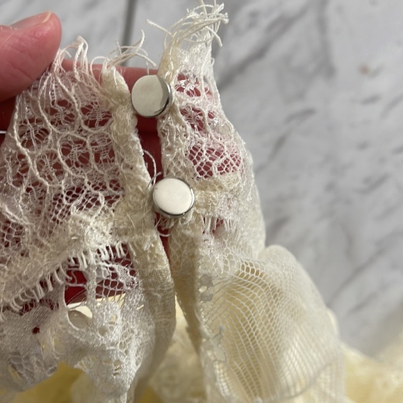 Cream Lace Bodysuit - Picture 10 of 11